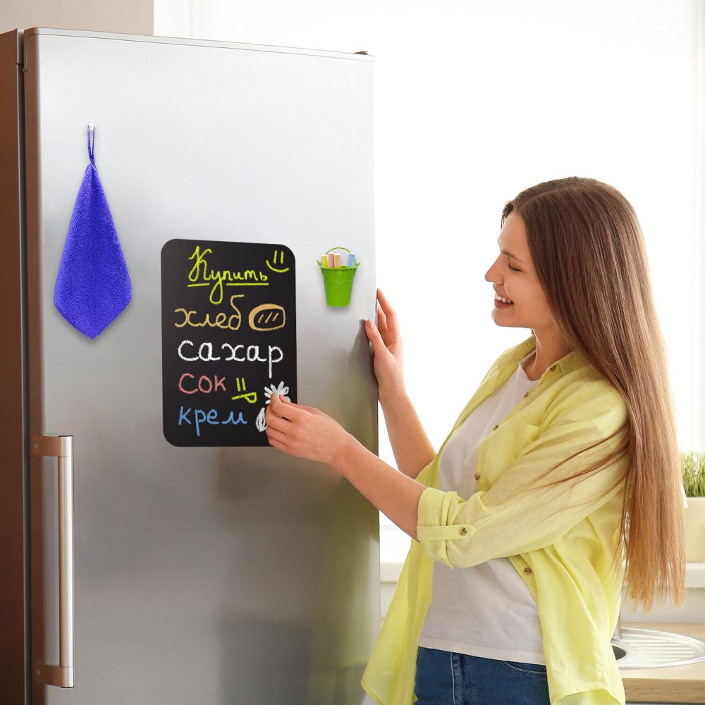 картинка Доска на холодильник магнитно-меловая, 30*21 см, с мелом, магнитом и салфеткой, BRAUBERG, 237843 от магазина Альфанит в Кунгуре